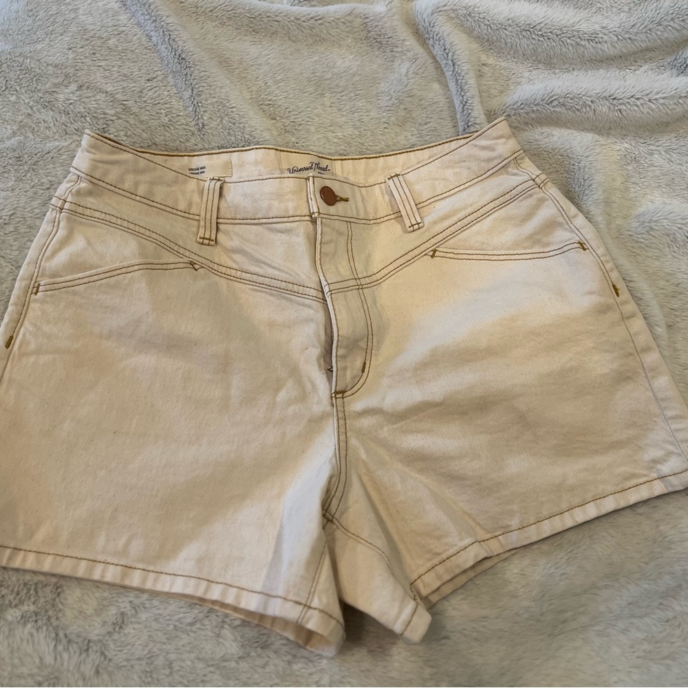 Universal Thread woman’s shorts. Vintage style cream colored. Size 8.